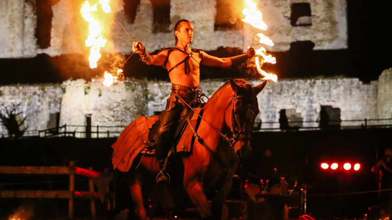 homme-cavalier-cheval-spectacle-medieval-chateau