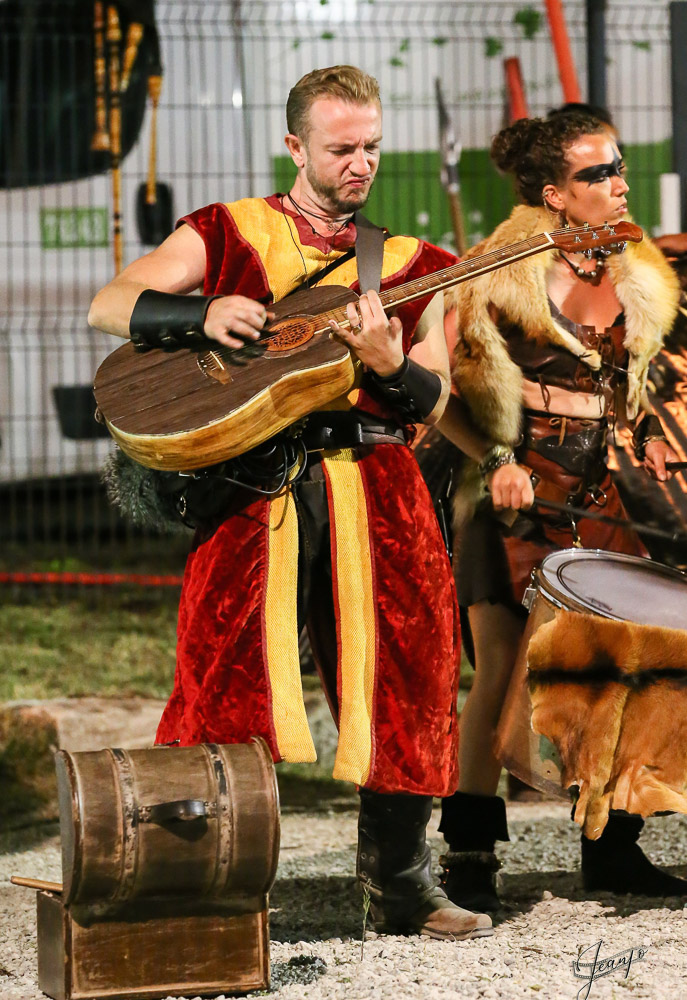 Musicien artiste de la compagnie Les Crinières d'Evol