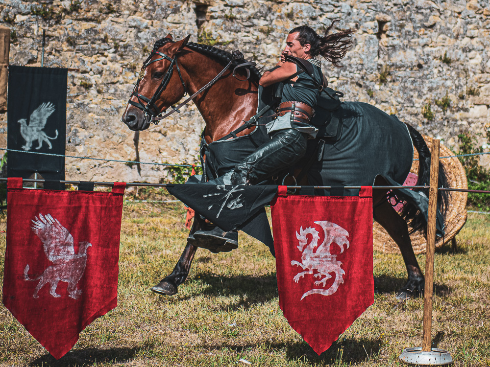 homme cavalier cascadeur sur son cheval lors d'un tounoi de chevalerie de la comapgnie les crinières d'évol