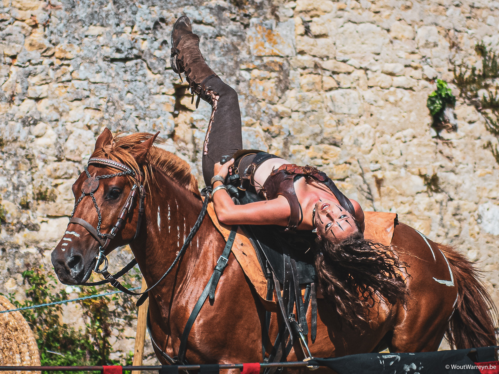 cavaliere cascadeuse sur son cheval lors d'un tournoi spectacle médiéval