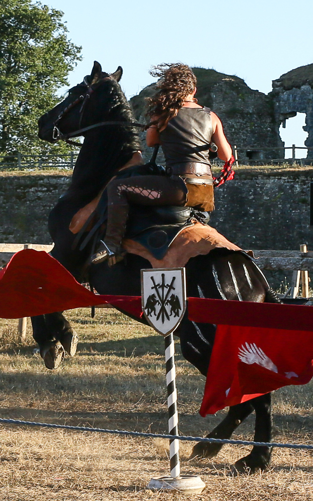 femme cavaliere sur cheval durant un tournoi de chevalerie de la compagnie équestre les crinières d'évol