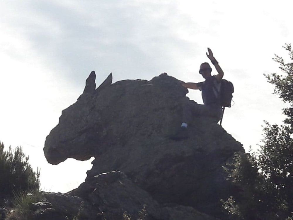 homme de la compagnie sur un cheval de pierre